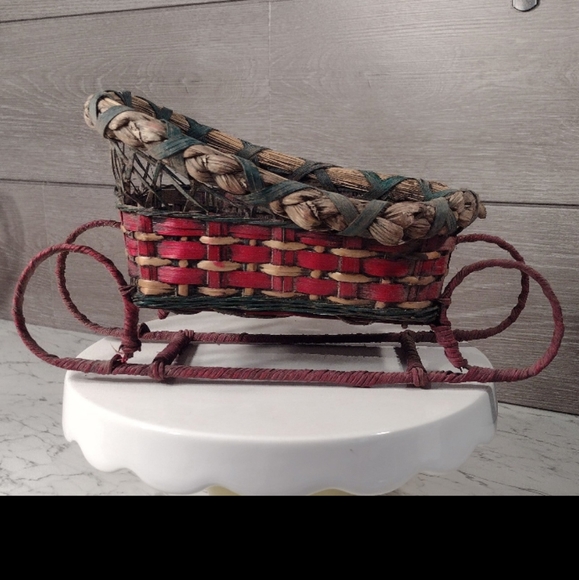 Vintage Decorative Red/Green/Natural Wicker Christmas Sleigh Basket - Picture 5 of 6